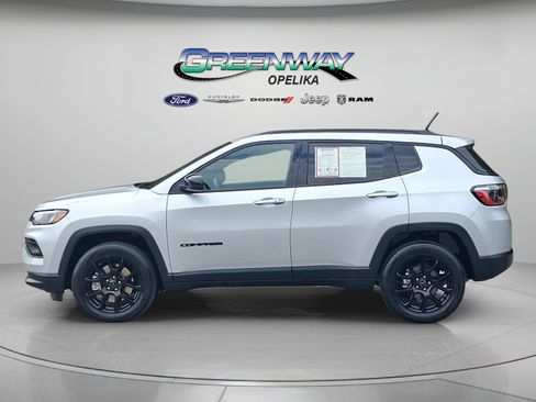 Used 2025 Jeep Compass Latitude w/ Convenience Group AWD/4WD image 4