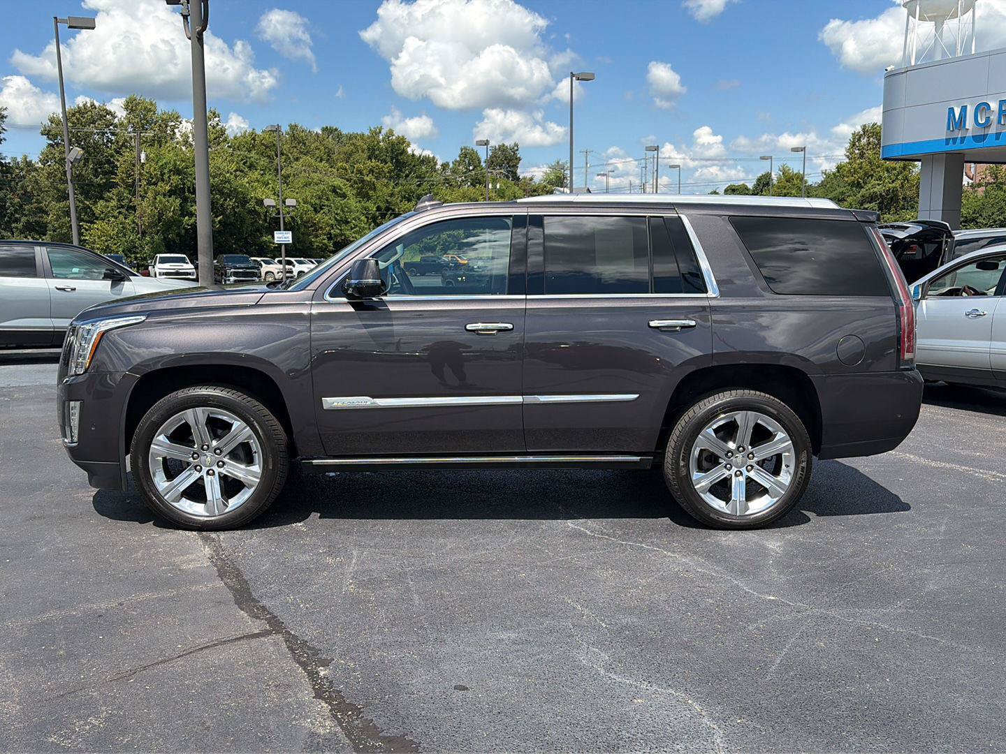 Used 2017 Cadillac Escalade Premium Luxury AWD/4WD image 2