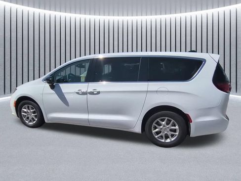 Used 2024 Chrysler Pacifica Touring-L FWD image 5