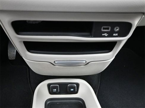 Used 2017 Chrysler Pacifica Touring-L image 21