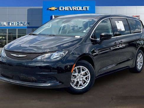 Used 2023 Chrysler Voyager LX FWD image 3