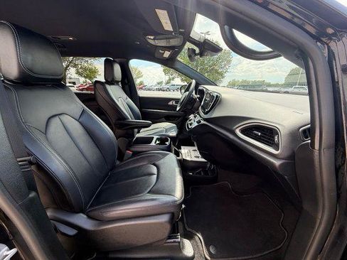 Used 2025 Chrysler Pacifica Select FWD image 3