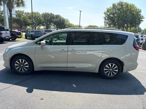Used 2020 Chrysler Pacifica Touring-L Plus FWD image 7