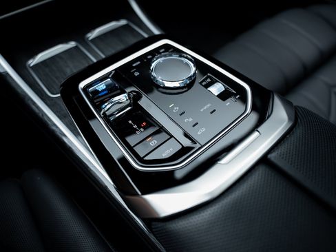 Used 2023 BMW i7 xDrive60 w/ Executive Package 2 image 49