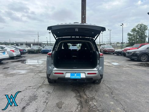 Used 2022 Nissan Pathfinder Platinum w/ Cargo Package FWD image 18