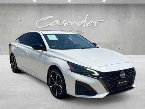 Used 2023 Nissan Altima 2.5 SR w/ SR Premium Package FWD image 2