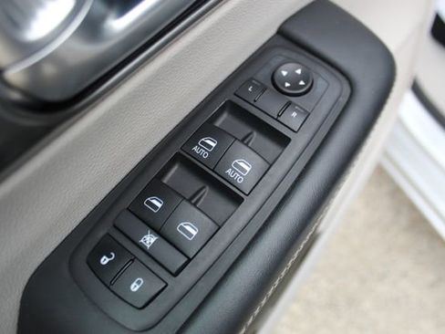 Used 2024 Chrysler Pacifica Touring-L image 9
