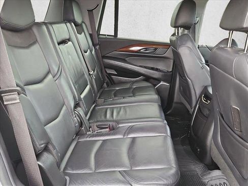 Used 2019 Cadillac Escalade Luxury AWD/4WD image 21