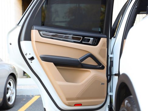 Used 2019 Porsche Cayenne image 17