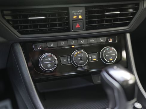 Certified 2024 Volkswagen Jetta SE w/ Panoramic Sunroof Package image 16