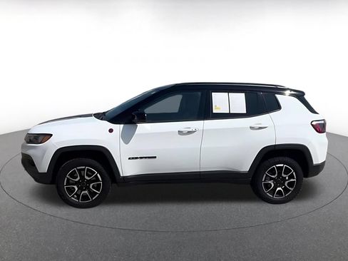 Used 2025 Jeep Compass Trailhawk AWD/4WD image 9