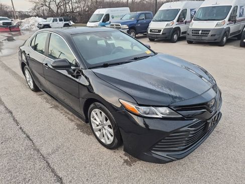 Used 2019 Toyota Camry LE image 3