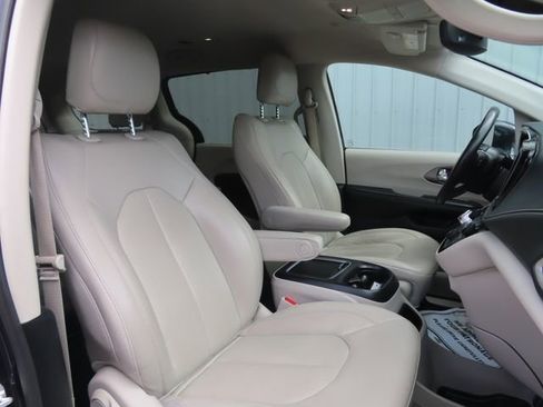 Used 2021 Chrysler Pacifica Touring-L AWD/4WD image 25