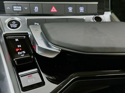 Used 2022 Audi e-tron Premium w/ Convenience Plus Package image 7