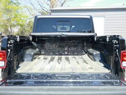 Used 2023 Jeep Gladiator Willys AWD/4WD image 8
