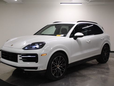 Certified 2025 Porsche Cayenne image 1