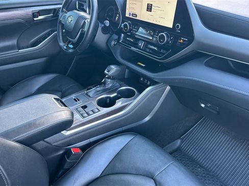 Used 2023 Toyota Highlander Limited image 19