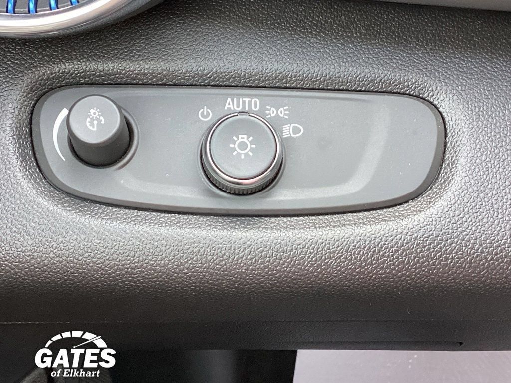 Used 2025 Chevrolet Trax LT w/ LT Convenience Package FWD image 27