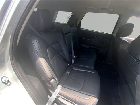 Used 2025 Nissan Pathfinder SL FWD image 17