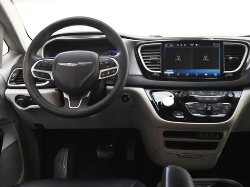 Used 2024 Chrysler Pacifica Touring-L FWD image 23