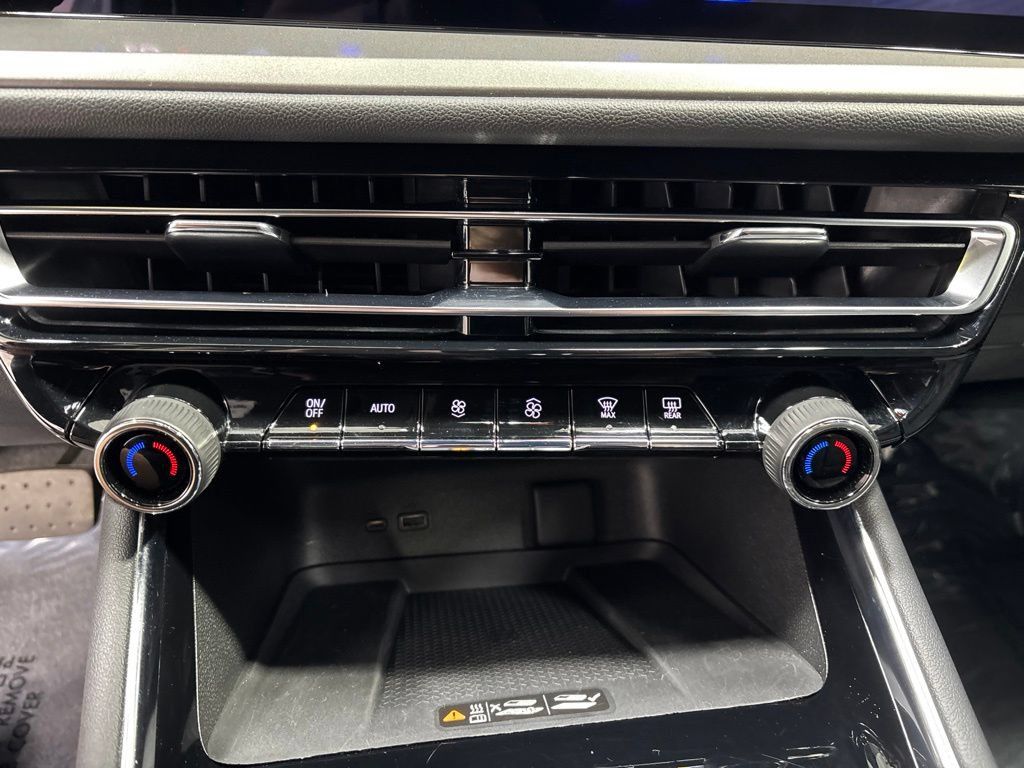 Used 2026 Chevrolet Traverse LT FWD image 31