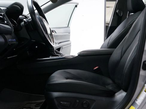 Used 2019 Toyota Camry XSE image 11