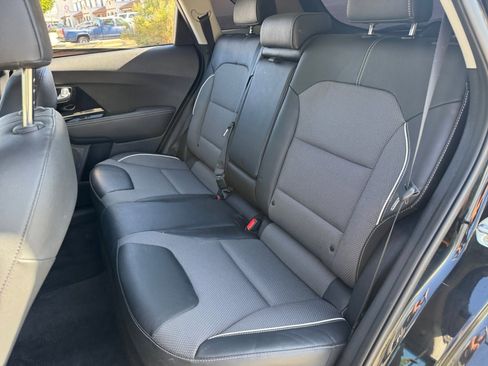Used 2022 Kia Niro EX image 17