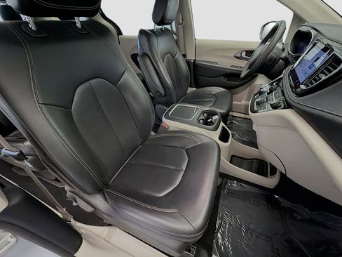 Used 2023 Chrysler Pacifica Touring-L FWD image 16