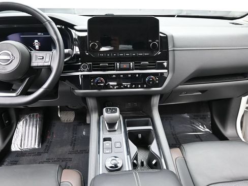Used 2023 Nissan Pathfinder Platinum AWD/4WD image 11