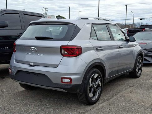 Used 2025 Hyundai Venue SEL image 3