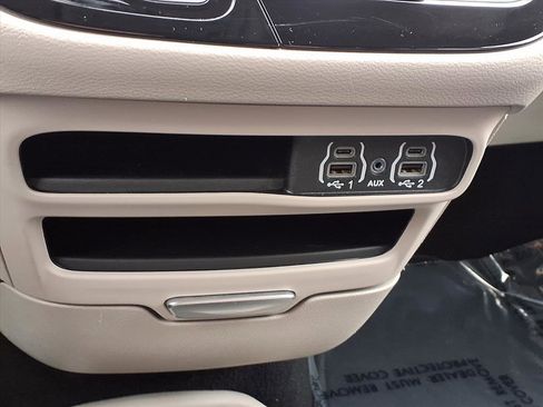 Used 2024 Chrysler Pacifica Touring-L image 13