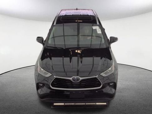 Used 2022 Toyota Highlander XLE image 2