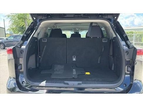 Certified 2025 Toyota Highlander LE FWD image 37