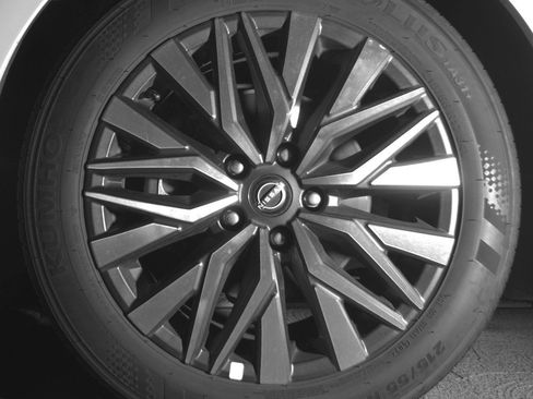 Used 2025 Nissan Altima 2.5 SV FWD image 12