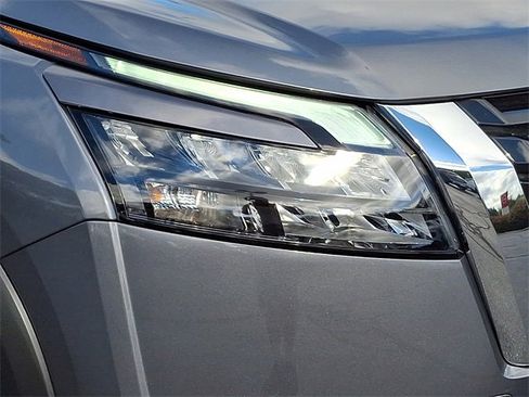 Used 2024 Nissan Pathfinder S image 11