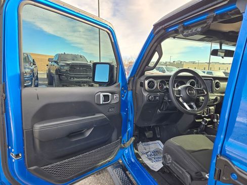 Used 2023 Jeep Gladiator Overland w/ Cold Weather Group image 11