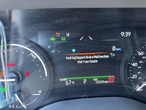 Used 2025 Toyota Sienna XLE image 11