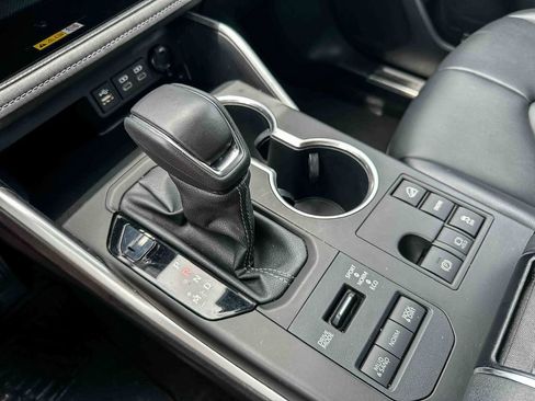 Used 2023 Toyota Highlander XLE AWD/4WD image 35