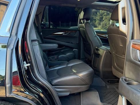 Used 2019 Cadillac Escalade Luxury AWD/4WD image 21