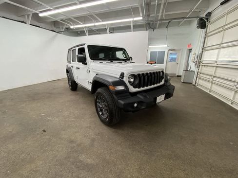 Used 2025 Jeep Wrangler Unlimited Sport AWD/4WD image 8