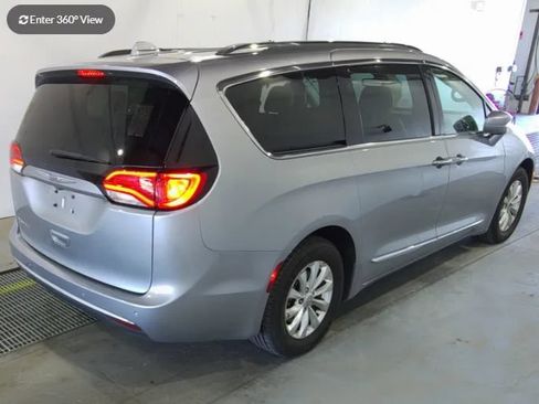 Used 2018 Chrysler Pacifica Touring-L FWD image 2