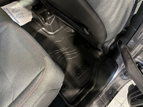 Used 2025 Jeep Gladiator Rubicon w/ Convenience Group image 18