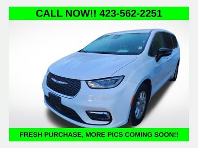 Used 2025 Chrysler Pacifica Select