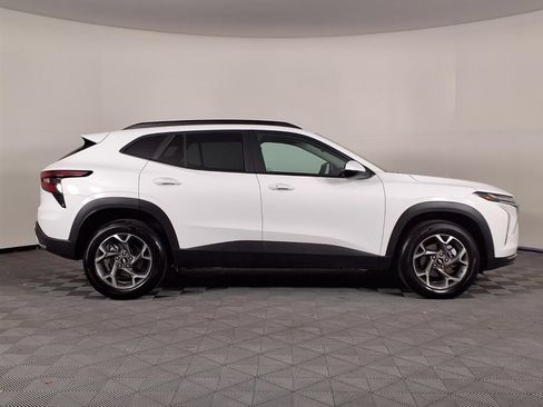 Used 2025 Chevrolet Trax LT w/ LT Convenience Package FWD image 28