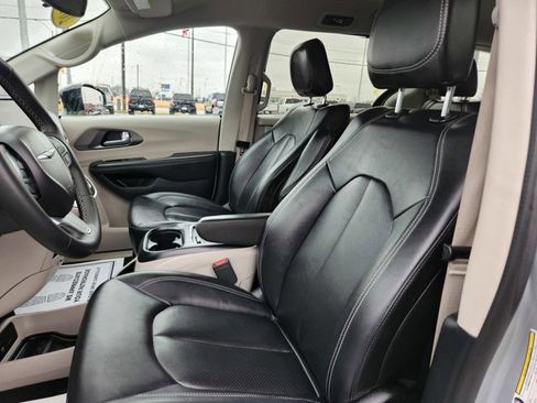 Used 2024 Chrysler Pacifica Touring-L image 28