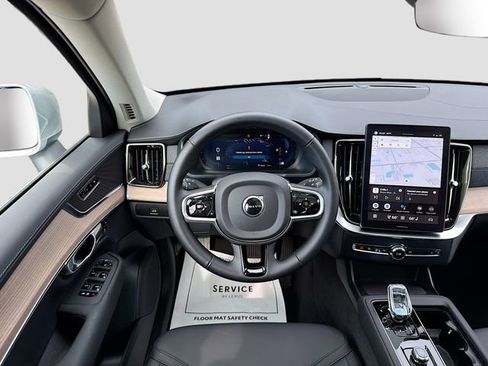 Used 2025 Volvo XC90 B5 Plus image 17