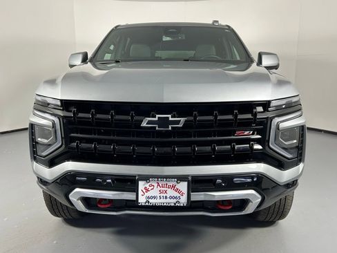 Used 2025 Chevrolet Suburban Z71 AWD/4WD image 2