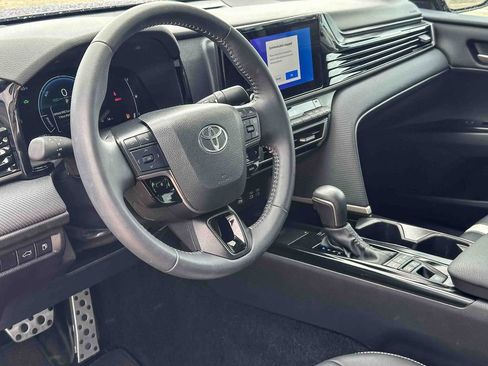 Used 2025 Toyota Camry SE w/ Convenience Package image 12