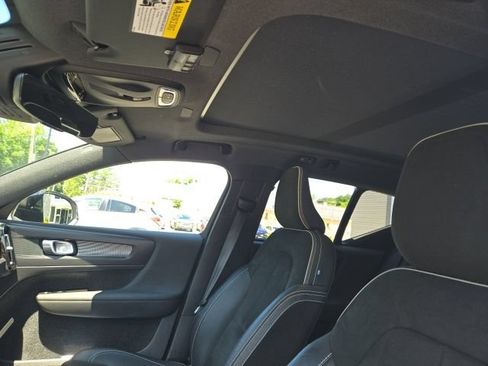 Used 2021 Volvo XC40 T5 R-Design w/ Climate Package AWD/4WD image 3