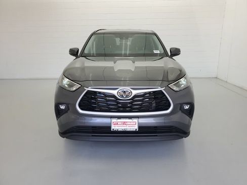 Used 2025 Toyota Highlander LE FWD image 3